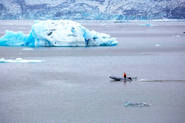 アイスランドの氷河ラグーンの岸にある青い氷 — ストック写真