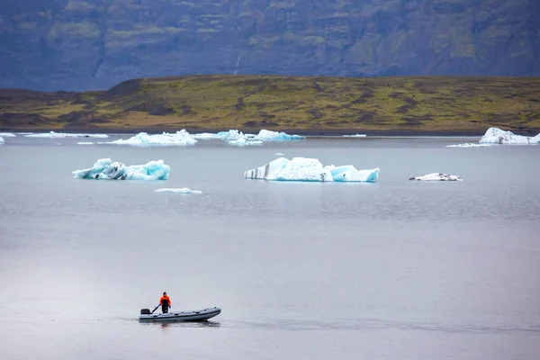 Hombre Una Lancha Rápida Navegando Una Laguna Glaciar Islandia —  Fotos de Stock