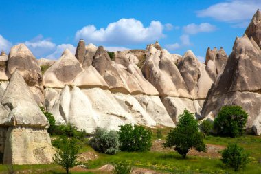 Kapadokya vadisindeki volkanik kayalar ve kireçtaşı uçurumları. Hindi. Turizm ve seyahat. jeoloji ve toprak erozyonu