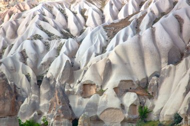 Kapadokya vadisindeki volkanik kayalar ve kireçtaşı uçurumları. Hindi. Turizm ve seyahat. jeoloji ve toprak erozyonu