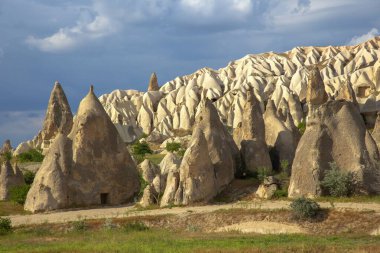 Kapadokya vadisindeki volkanik kayalar ve kireçtaşı uçurumları. Hindi. Turizm ve seyahat. jeoloji ve toprak erozyonu
