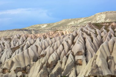 Kapadokya vadisindeki volkanik kayalar ve kireçtaşı uçurumları. Hindi. Turizm ve seyahat. jeoloji ve toprak erozyonu