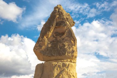 Kapadokya vadisindeki volkanik kayalar ve kireçtaşı uçurumları. Hindi. Turizm ve seyahat. jeoloji ve toprak erozyonu