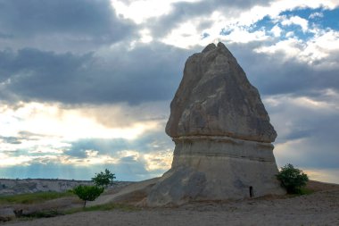 Kapadokya vadisindeki volkanik kayalar ve kireçtaşı uçurumları. Hindi. Turizm ve seyahat. jeoloji ve toprak erozyonu