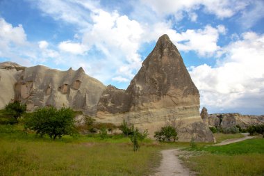 Kapadokya vadisindeki volkanik kayalar ve kireçtaşı uçurumları. Hindi. Turizm ve seyahat. jeoloji ve toprak erozyonu