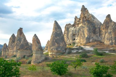 Kapadokya vadisindeki volkanik kayalar ve kireçtaşı uçurumları. Hindi. Turizm ve seyahat. jeoloji ve toprak erozyonu