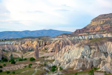Kapadokya vadisindeki volkanik kayalar ve kireçtaşı uçurumları. Hindi. Turizm ve seyahat. jeoloji ve toprak erozyonu