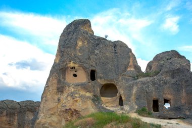 Kapadokya vadisindeki volkanik kayalar ve kireçtaşı uçurumları. Hindi. Turizm ve seyahat. jeoloji ve toprak erozyonu