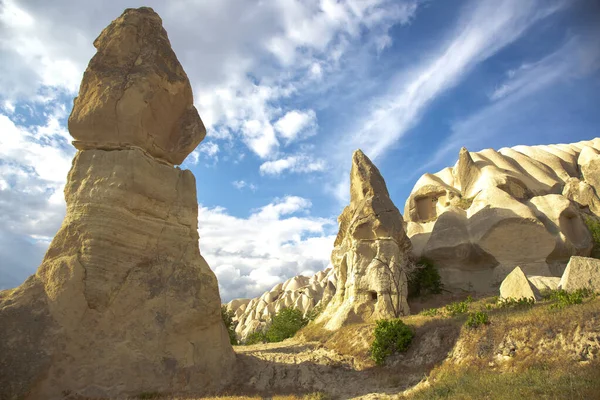Kapadokya vadisindeki volkanik kayalar ve kireçtaşı uçurumları. Hindi. Turizm ve seyahat. jeoloji ve toprak erozyonu