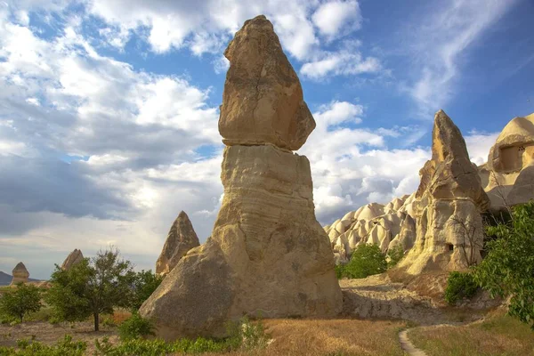 Kapadokya vadisindeki volkanik kayalar ve kireçtaşı uçurumları. Hindi. Turizm ve seyahat. jeoloji ve toprak erozyonu