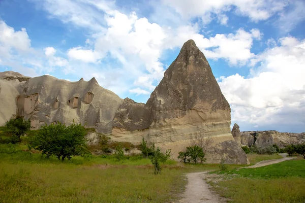 Kapadokya vadisindeki volkanik kayalar ve kireçtaşı uçurumları. Hindi. Turizm ve seyahat. jeoloji ve toprak erozyonu