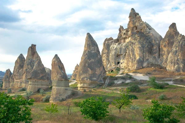 Kapadokya vadisindeki volkanik kayalar ve kireçtaşı uçurumları. Hindi. Turizm ve seyahat. jeoloji ve toprak erozyonu