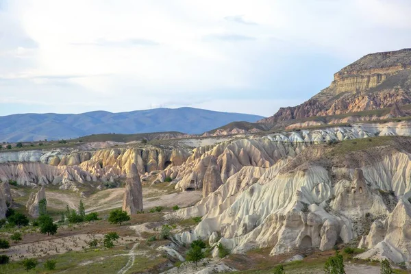 Kapadokya vadisindeki volkanik kayalar ve kireçtaşı uçurumları. Hindi. Turizm ve seyahat. jeoloji ve toprak erozyonu