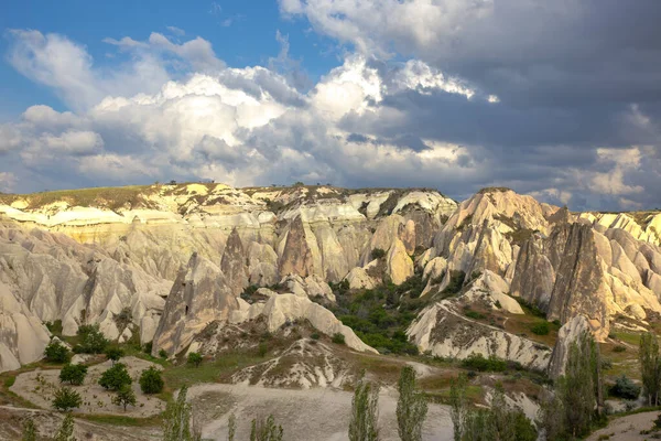 Kapadokya vadisindeki volkanik kayalar ve kireçtaşı uçurumları. Hindi. Turizm ve seyahat. jeoloji ve toprak erozyonu