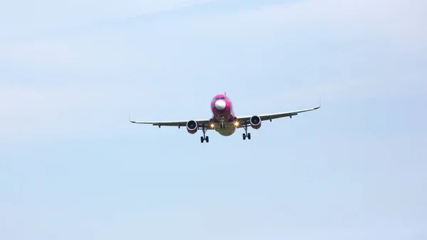 Avião Passageiros Voa Céu Indústria Dos Transportes Aéreos — Fotografia de Stock