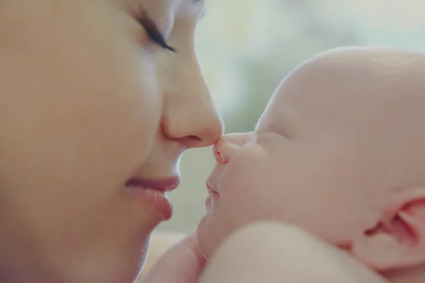 Retrato Bebé Recién Nacido Dormido Con Una Madre Cerca — Foto de Stock