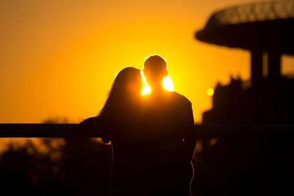 Silhouette Zweier Verliebter Vor Dem Hintergrund Der Untergehenden Sonne Romantik — Stockfoto