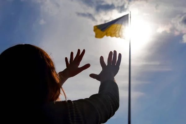 Σηκώστε Χέρια Στον Ουρανό Φόντο Σημαία Της Ουκρανίας Προσευχή Για — Φωτογραφία Αρχείου