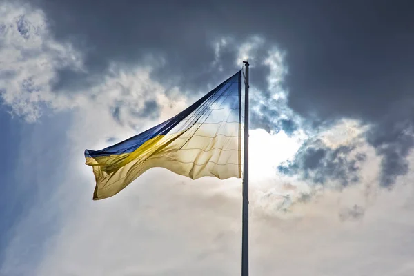 Drapeau National Pays Ukraine Sur Fond Soleil Ciel Bleu Patriotisme — Photo