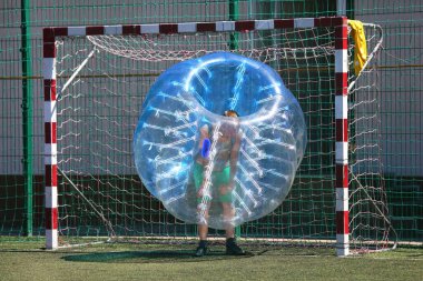 Şişirilebilir şeffaf kürelerde futbol maçı. Spor ve eğlence. aktif eğlence ve hobiler