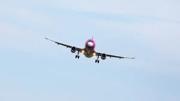 Avião Passageiros Voa Céu Indústria Dos Transportes Aéreos — Fotografia de Stock