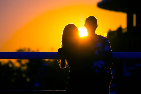 Silhouette Due Persone Innamorate Sullo Sfondo Del Sole Tramonto Romanticismo — Foto Stock