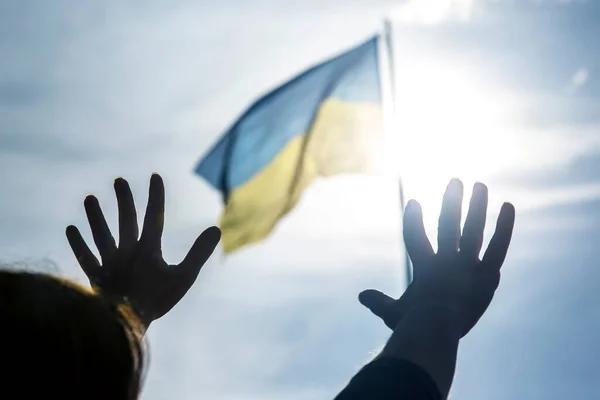 Підняті Руки Небо Тлі Прапора України Молитва Допомогою — стокове фото