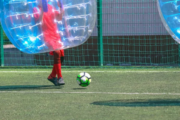 Gra Boisku Przezroczyste Balony Piłka Nożna Gra Nadmuchiwane Przejrzyste Sfery — Zdjęcie stockowe