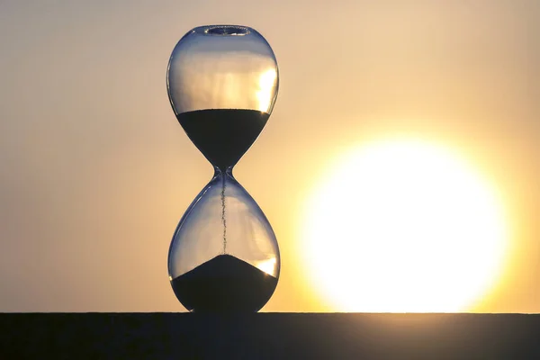 Sanduhr Auf Dem Hintergrund Eines Sonnenuntergangs Der Wert Der Zeit — Stockfoto