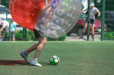 Oyun sahada şeffaf balonlarla oynanır. Şişirilebilir şeffaf kürelerde futbol maçı. Spor ve eğlence. aktif eğlence ve hobiler