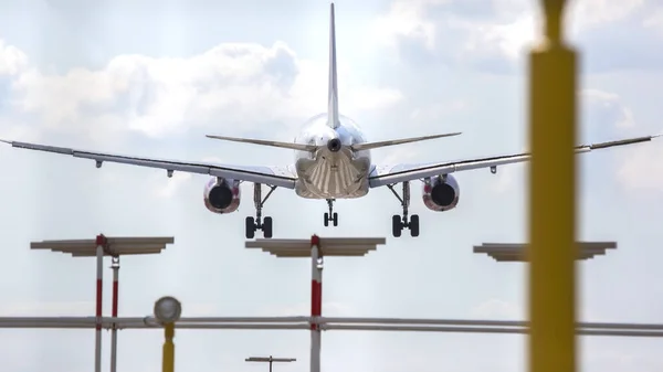 Aviones Pasajeros Aterrizando Acercan Aeropuerto Vuelo Avión Cielo — Foto de Stock