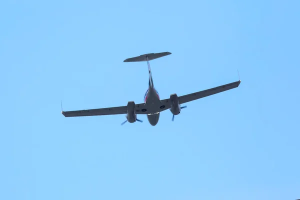 Aeronave Bimotor Leve Voando Céu — Fotografia de Stock