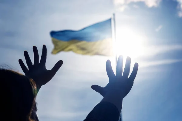 Σηκώστε Χέρια Στον Ουρανό Φόντο Σημαία Της Ουκρανίας Προσευχή Για — Φωτογραφία Αρχείου