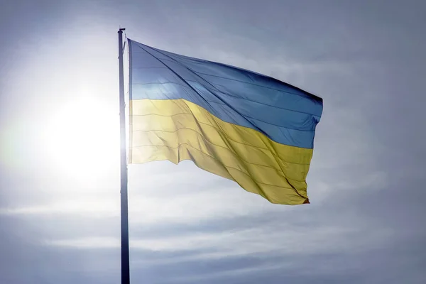 Εθνική Σημαία Της Χώρας Της Ουκρανίας Στο Φόντο Του Ήλιου — Φωτογραφία Αρχείου