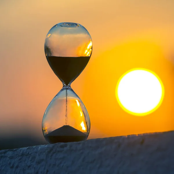 Sanduhr Zählt Die Zeit Vor Dem Hintergrund Der Abendsonne — Stockfoto