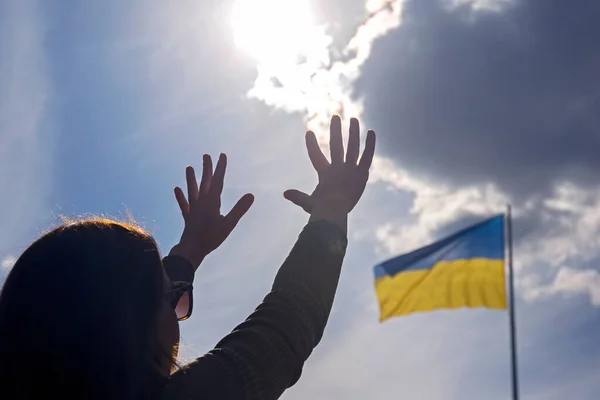 Mani Alto Verso Cielo Sullo Sfondo Della Bandiera Ucraina Preghiera — Foto Stock