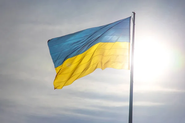 Drapeau National Pays Ukraine Sur Fond Soleil Ciel Bleu Patriotisme — Photo