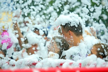 festival diskoda sabunlu bir köpük erkekte