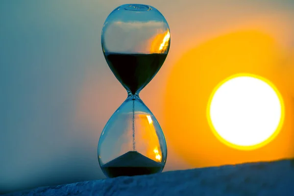 Sanduhr Auf Dem Hintergrund Eines Sonnenuntergangs Der Wert Der Zeit — Stockfoto