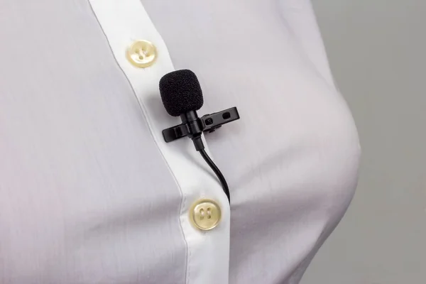Liten Ljudmikrofon För Röstinspelning Med Klädnypa Fäst Vid Skjorta För — Stockfoto