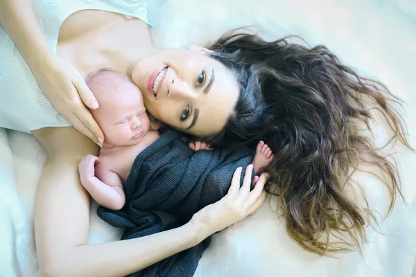 Retrato Bebê Recém Nascido Adormecido Com Uma Mãe — Fotografia de Stock