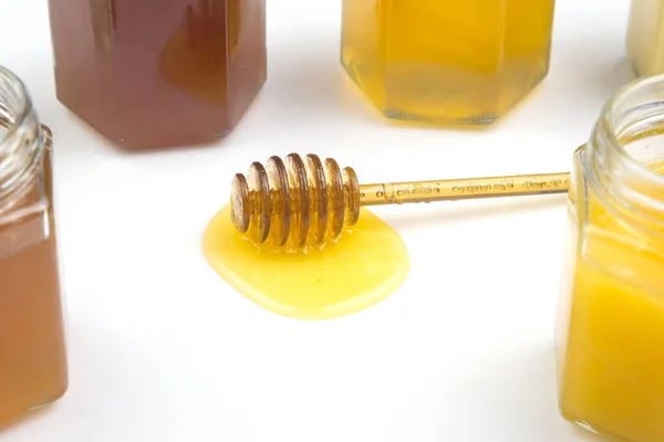 Lepel Met Verse Honing Stuifmeel Achtergrond Van Potten Met Verschillende — Stockfoto