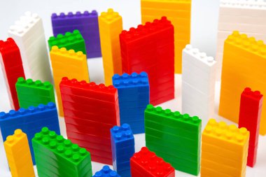 çok katlı binalar şeklinde beyaz bir zemin üzerinde bir plastik yapıcının renkli blokları. Modern binalar ve evler kavramı
