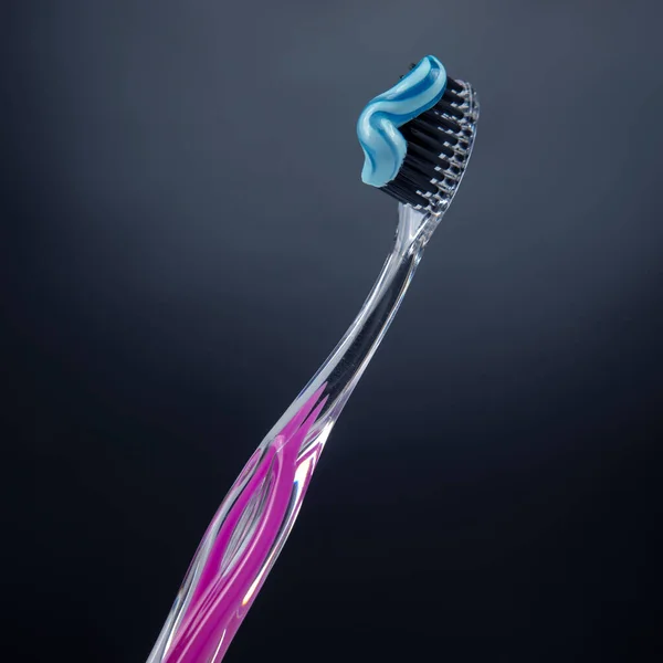 Zahnbürste Mit Zahnpasta Zum Reinigen Der Zähne Auf Dunklem Hintergrund — Stockfoto