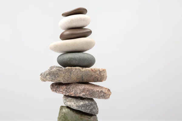 Piramida Ułożonych Kamieni Jasnym Tle Stabilizacja Równowaga Życia — Zdjęcie stockowe