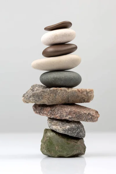 Pirámide Piedras Apiladas Sobre Fondo Claro Estabilización Equilibrio Vida —  Fotos de Stock