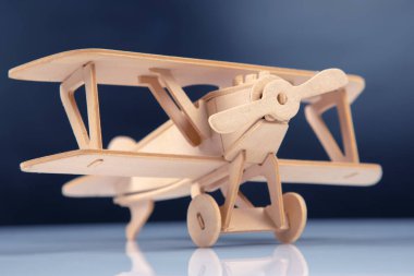 Tahta uçak modeli. Oyuncak montajı için yapıcı