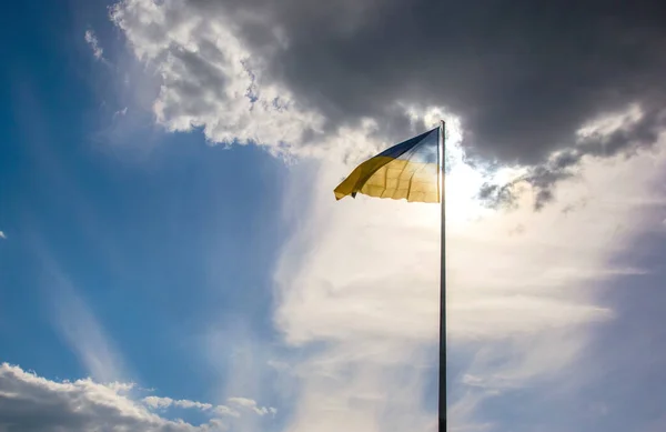 Bandeira Nacional País Ucrânia Contra Fundo Sol Céu Azul Patriotismo — Fotografia de Stock