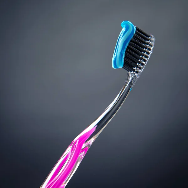 Zahnbürste Mit Zahnpasta Zum Reinigen Der Zähne Auf Dunklem Hintergrund — Stockfoto