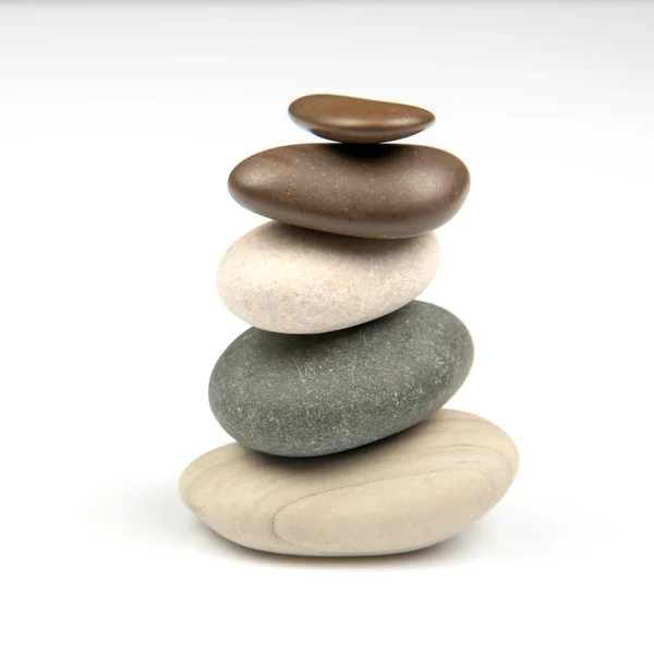 Piramida Ułożonych Kamieni Białym Tle Stabilizacja Równowaga Życia — Zdjęcie stockowe